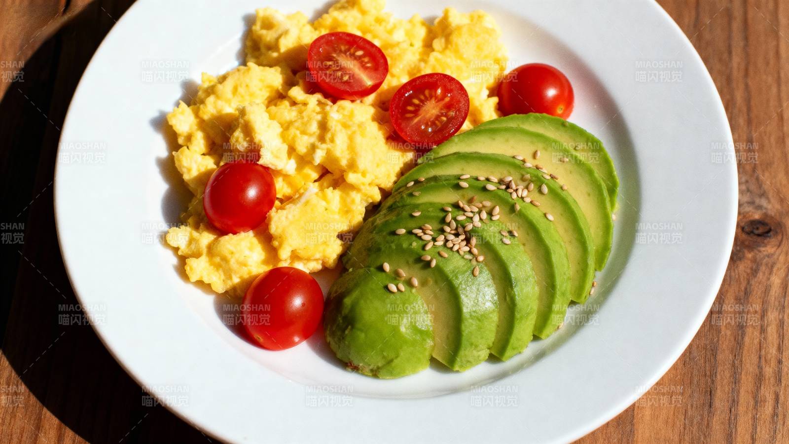早餐 炒蛋配牛油果图片