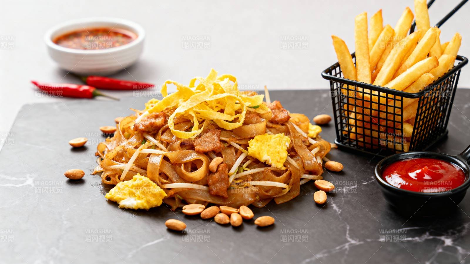 美味炒面配薯条图片