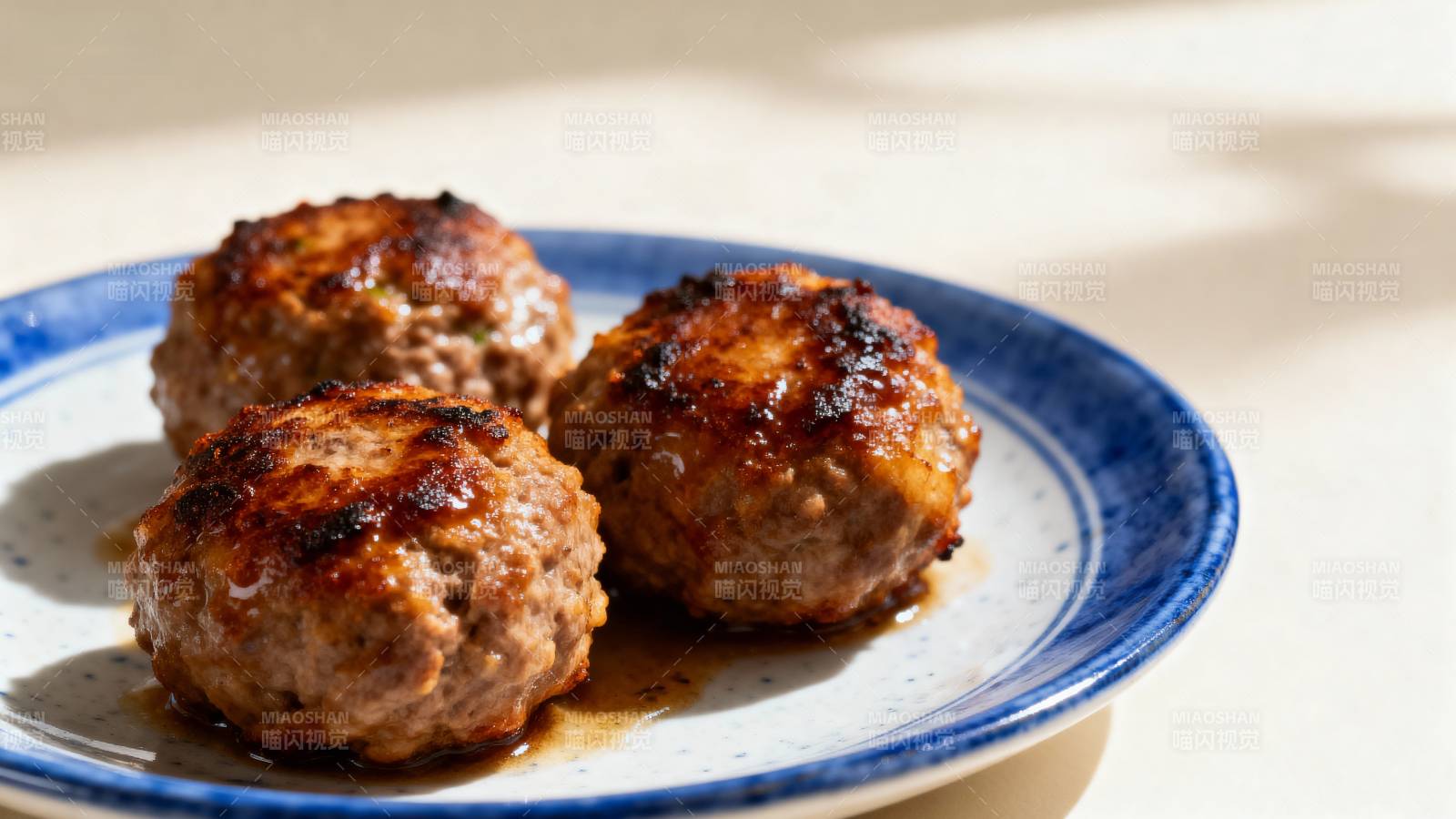 香煎肉丸三颗图片