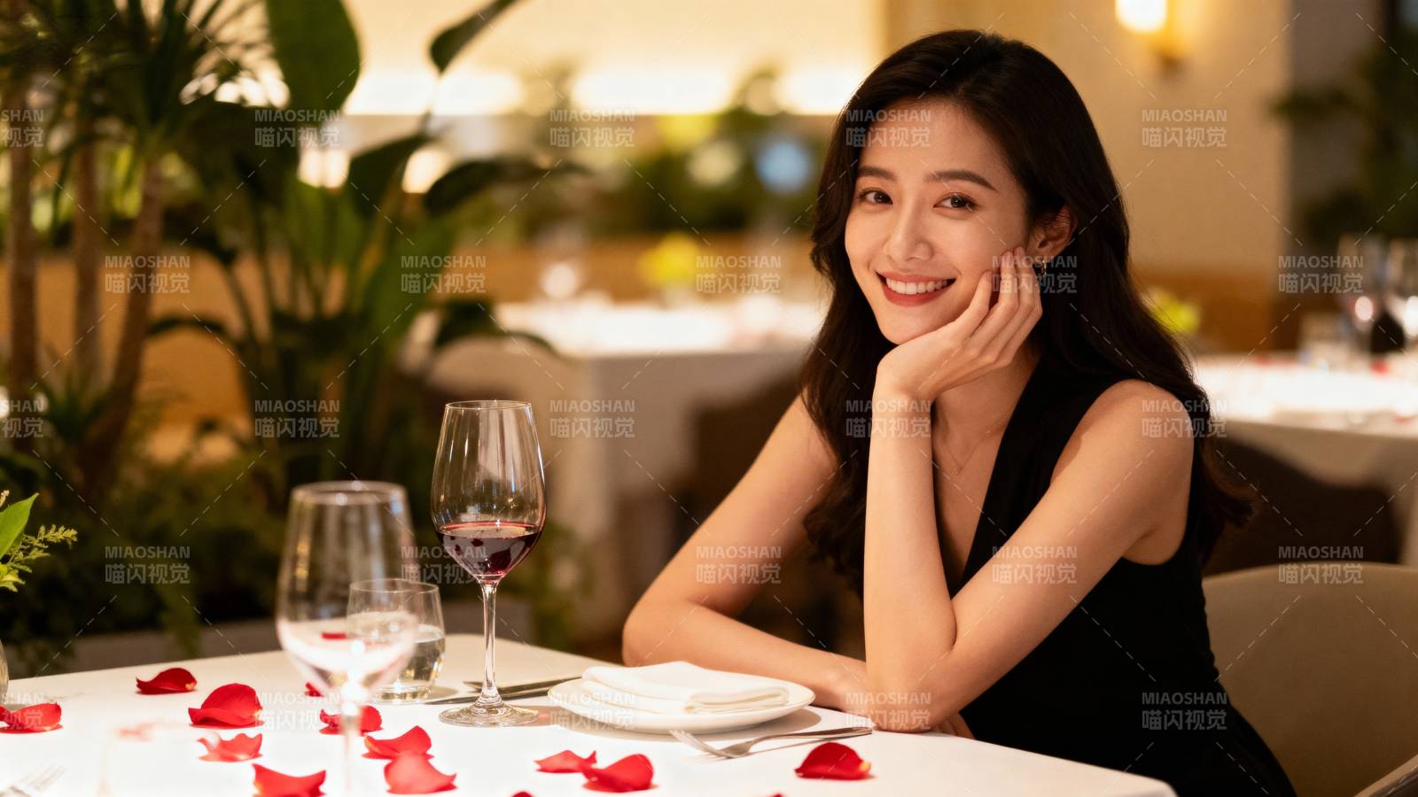 浪漫晚餐 微笑如花图片