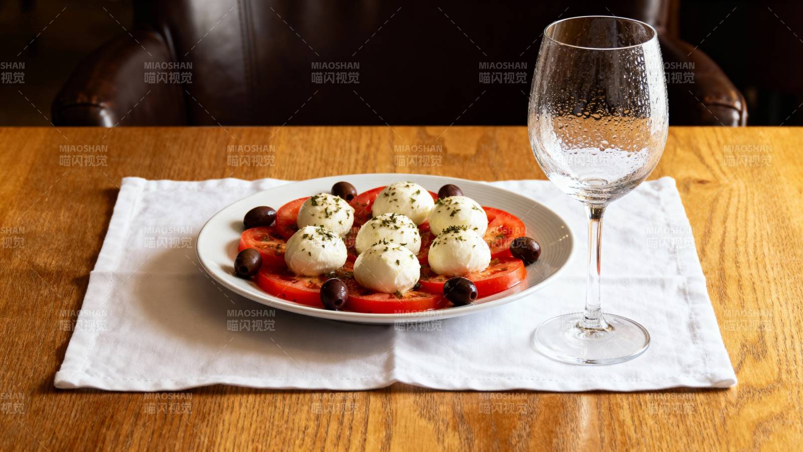 美食与酒杯静物图片