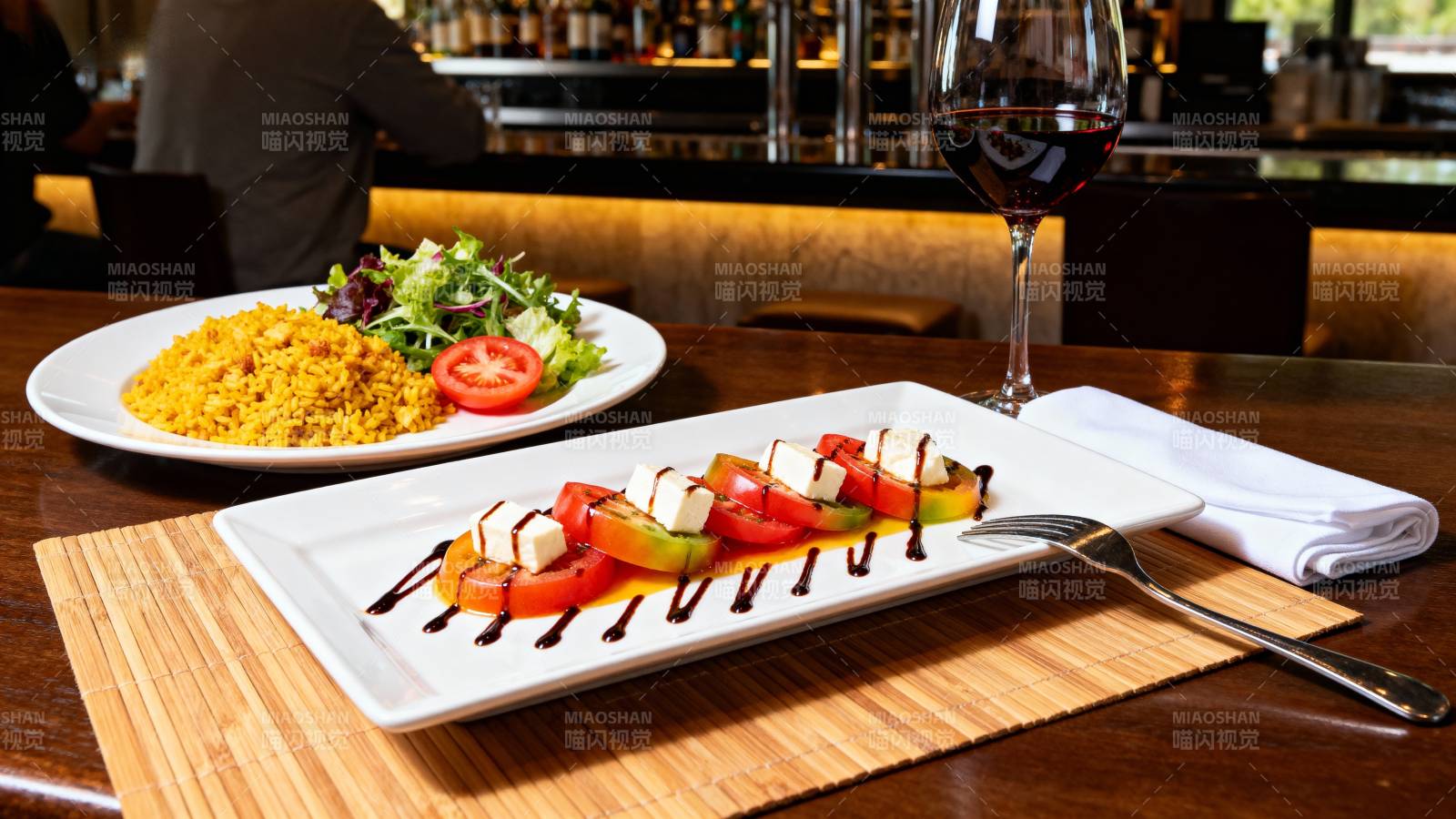 精致餐点与红酒图片