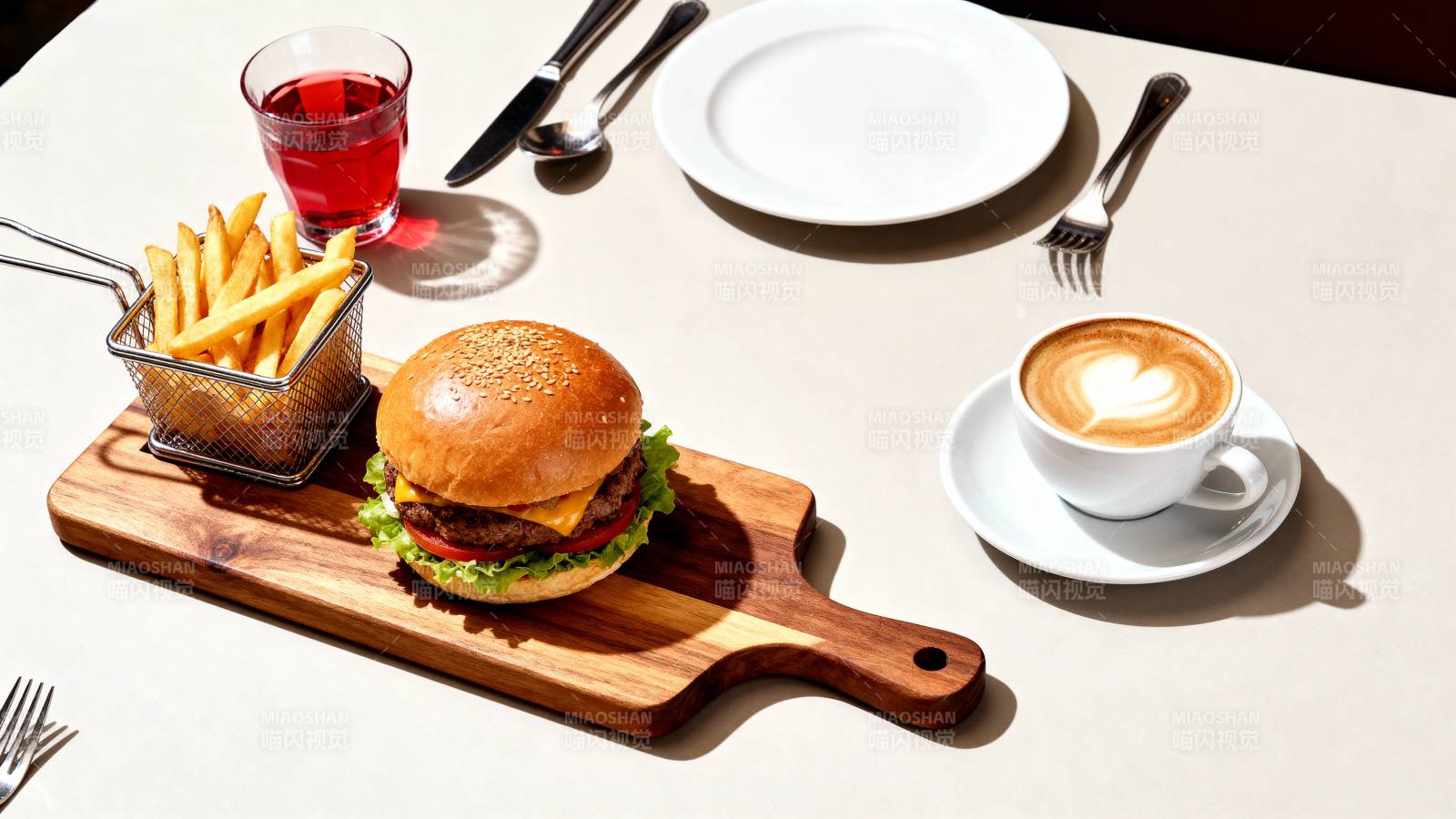 汉堡薯条配咖啡图片