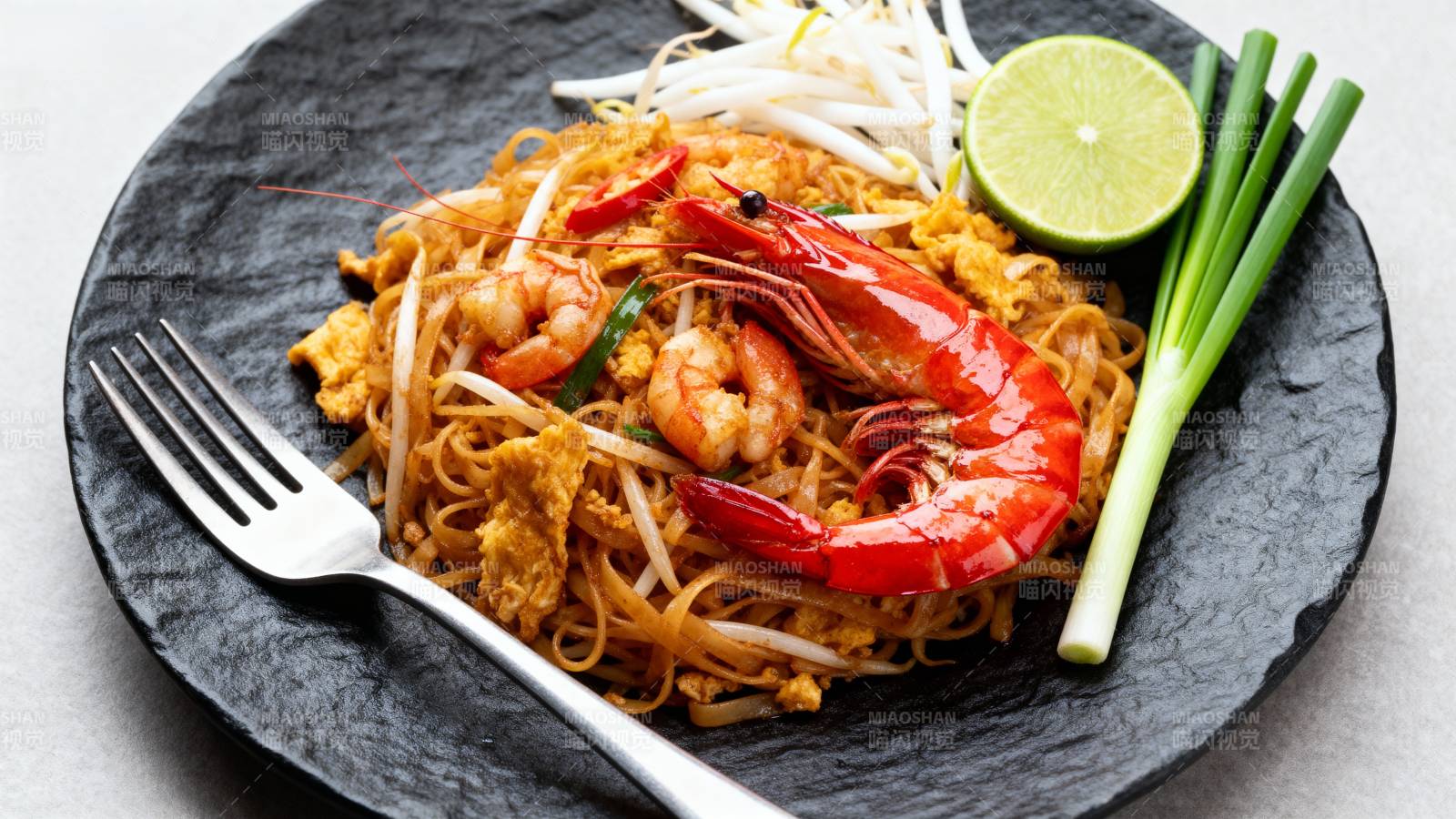 泰式炒河粉配虾仁图片