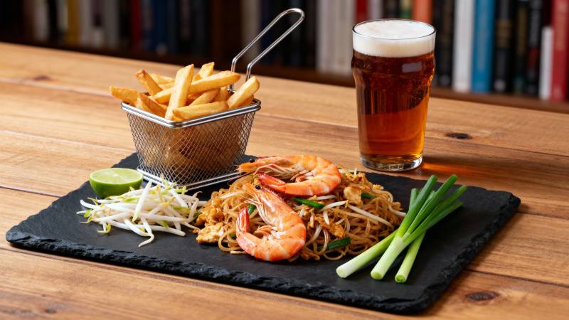 虾仁炒面配薯条啤酒图片