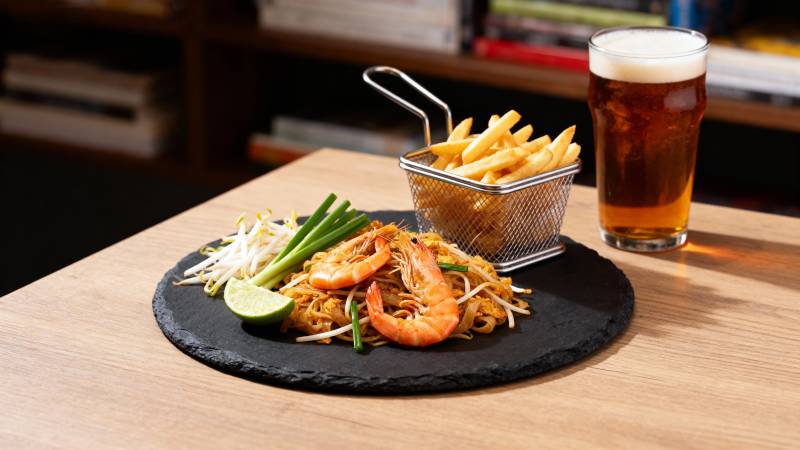 虾仁炒面配薯条啤酒图片