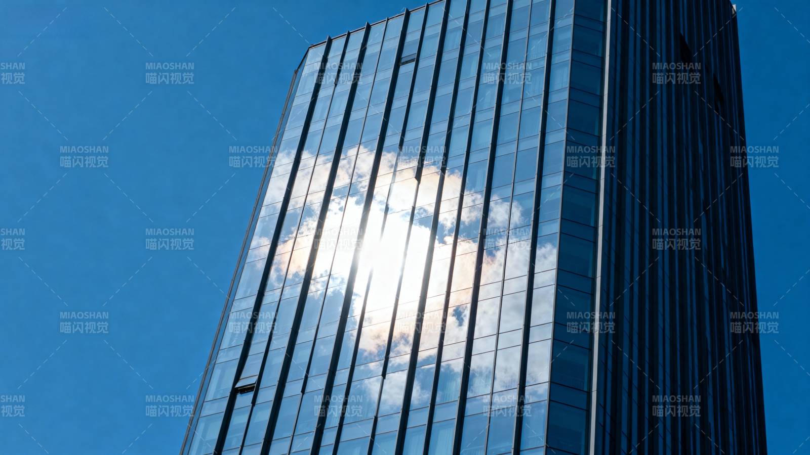 高楼映云天图片