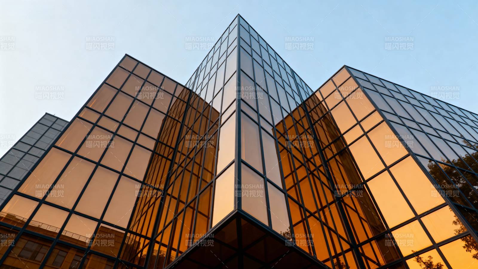 现代玻璃建筑群图片