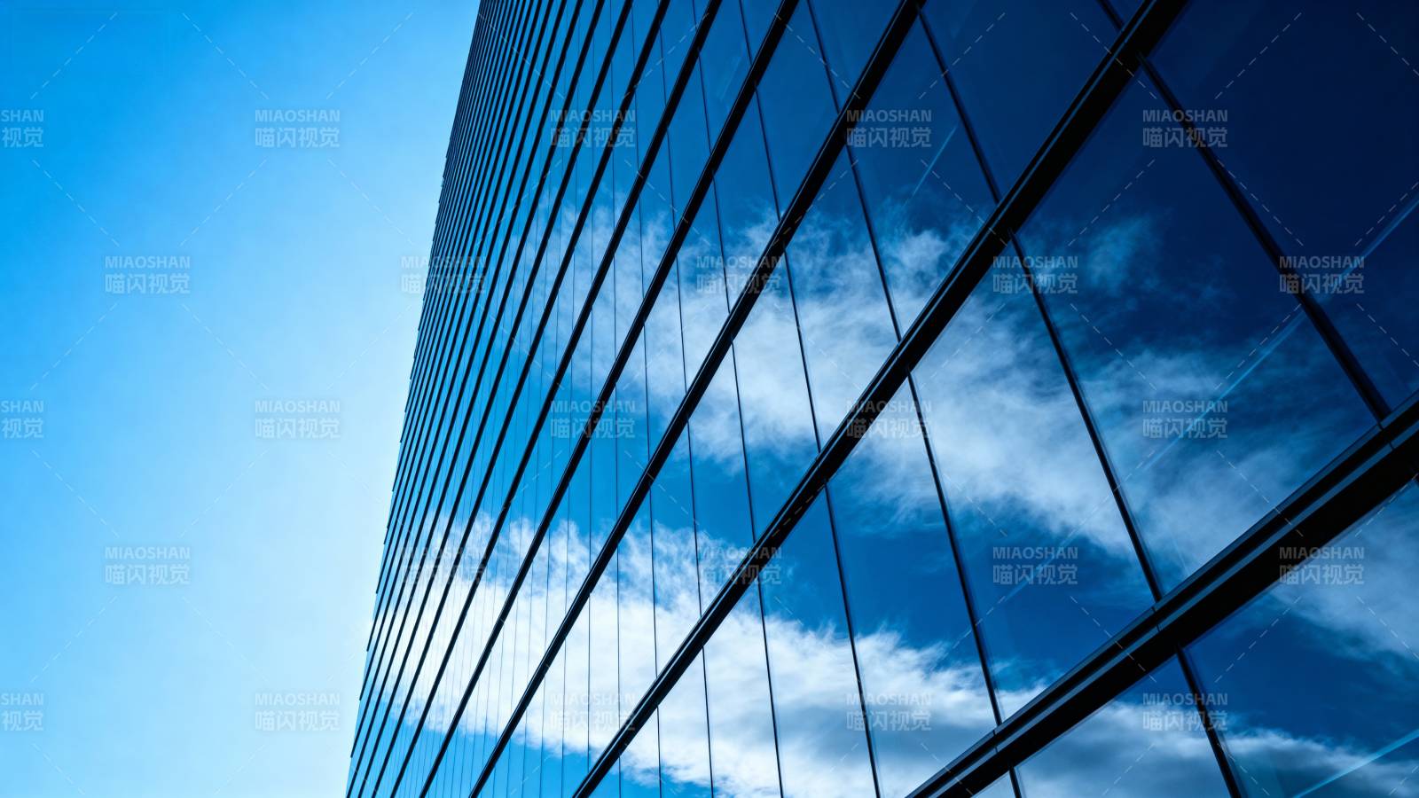 玻璃幕墙映蓝天图片