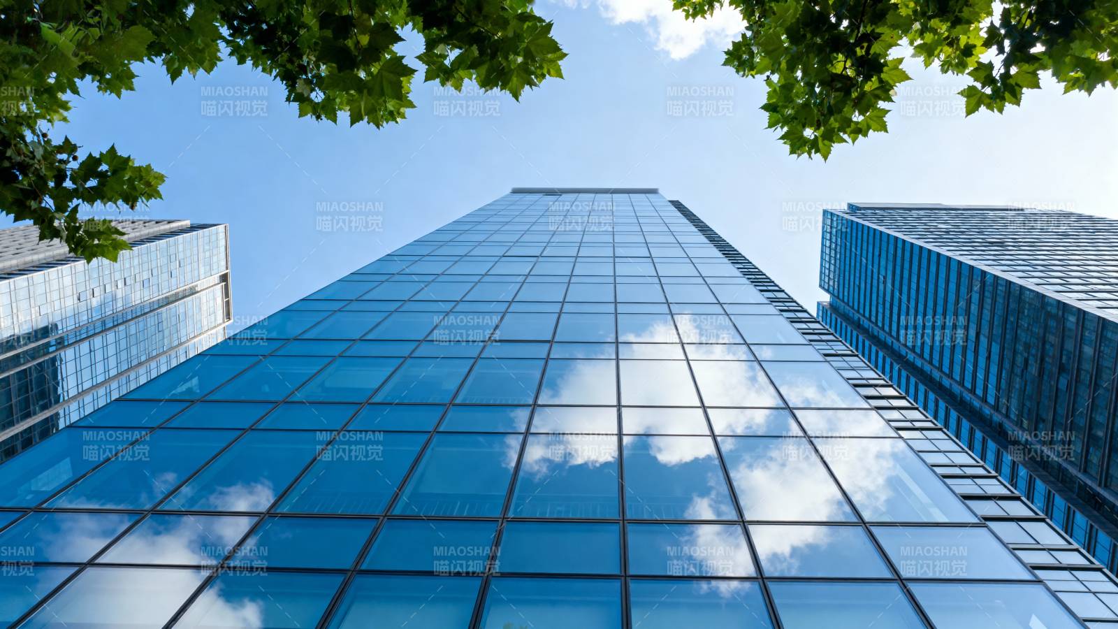 玻璃幕墙映蓝天图片