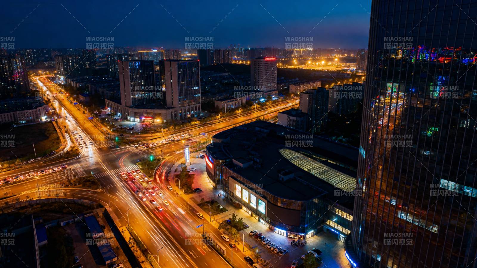 夜幕下的城市灯火图片