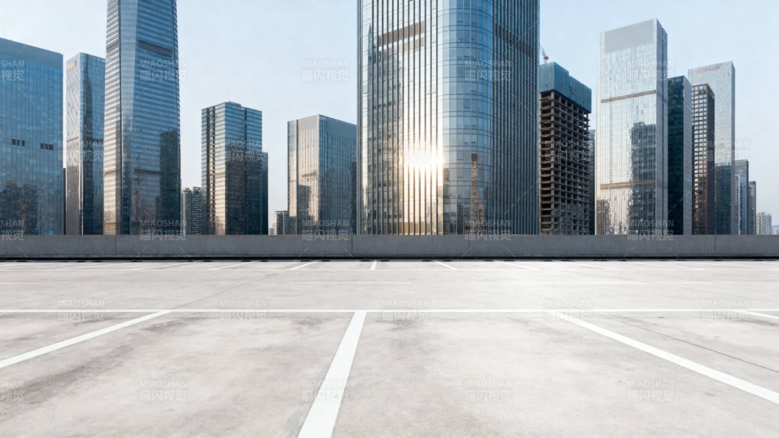 城市天际线空旷停车场图片