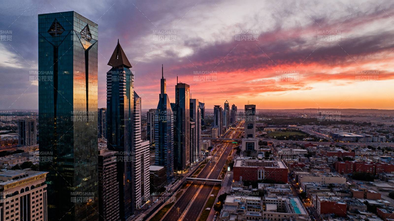 城市天际线日落图片