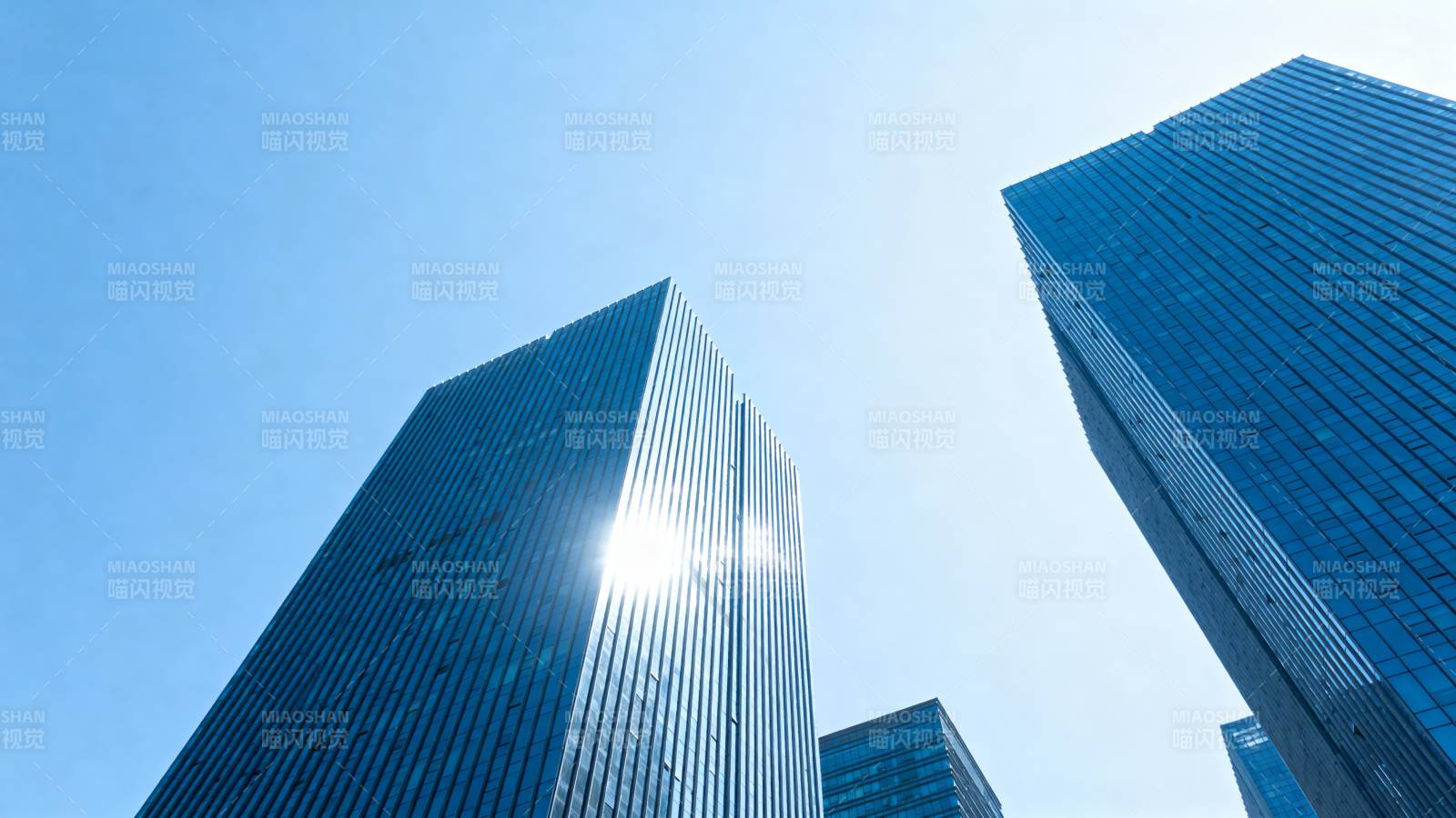 高楼林立 阳光闪耀图片
