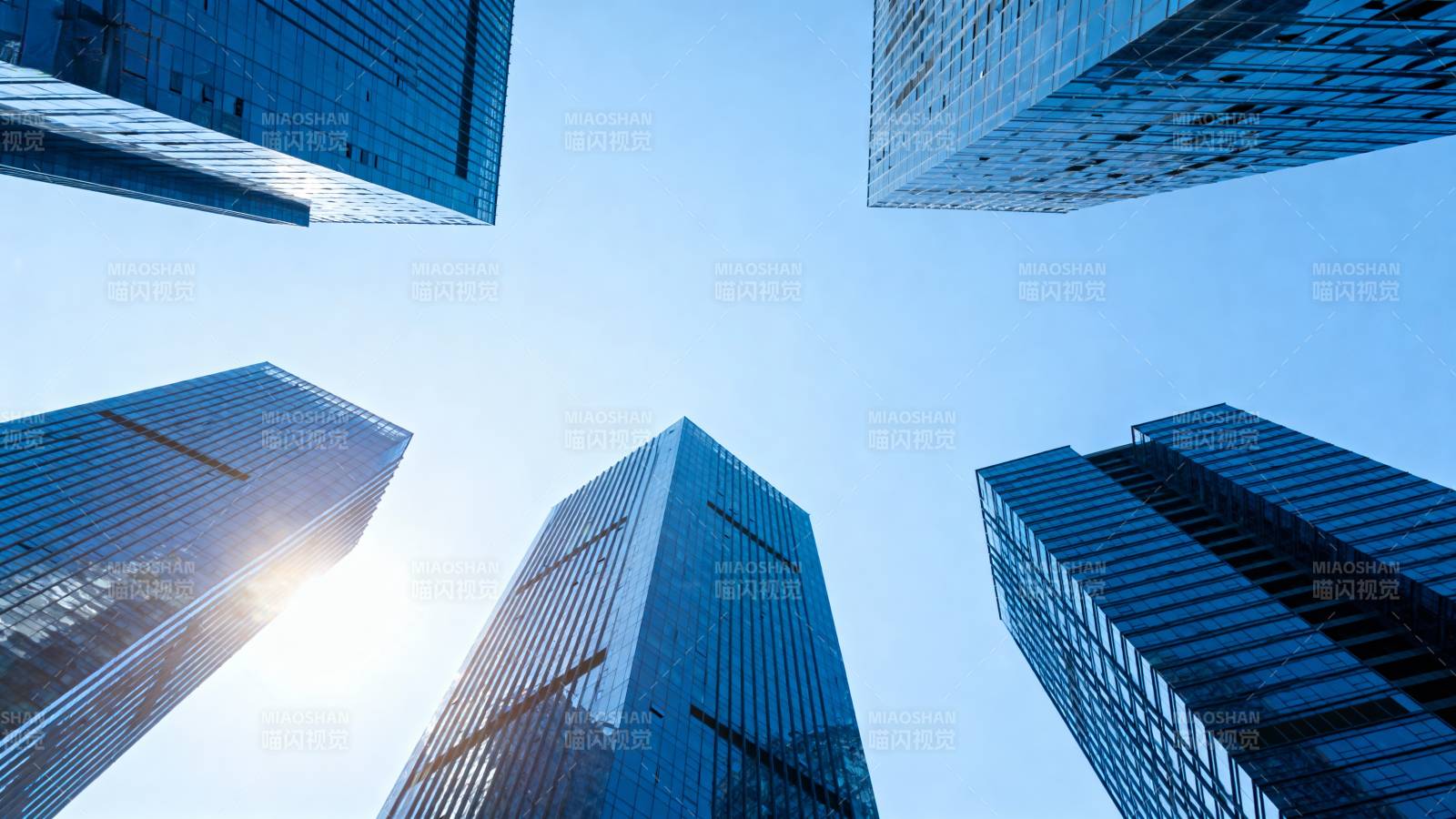 城市天际线仰拍图片