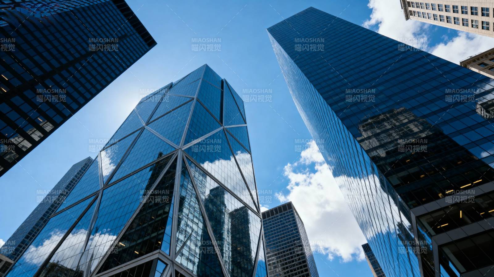 摩天大楼映蓝天图片