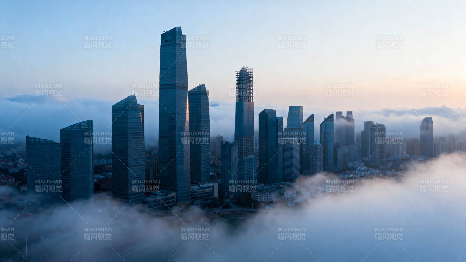 云海中的城市天际线图片