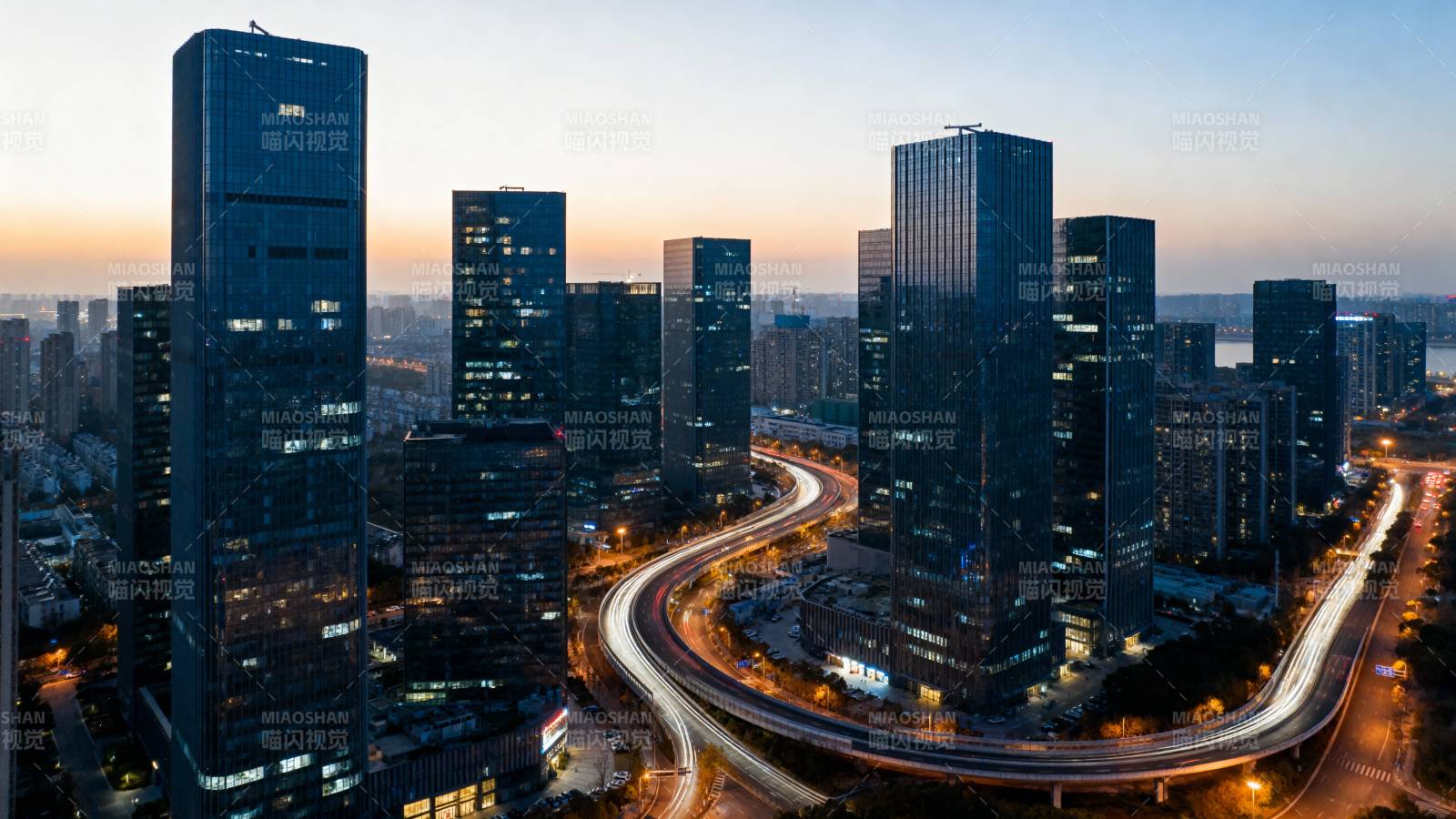 城市夜景璀璨图片