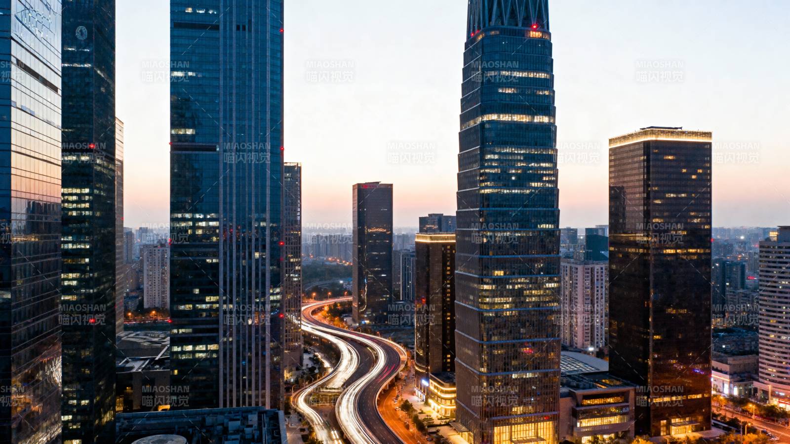 城市夜景璀璨灯火图片