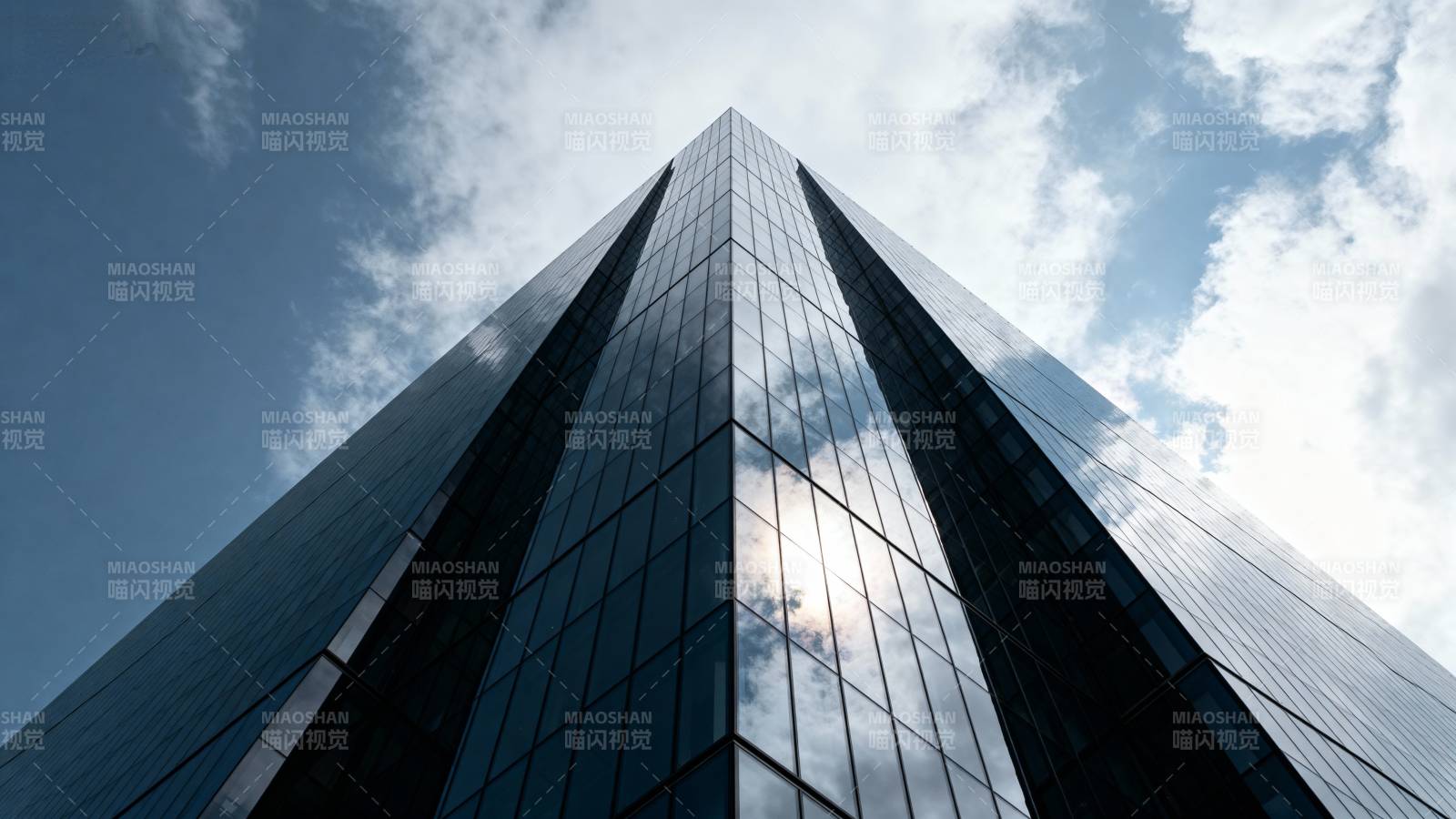 摩天大楼仰视图图片