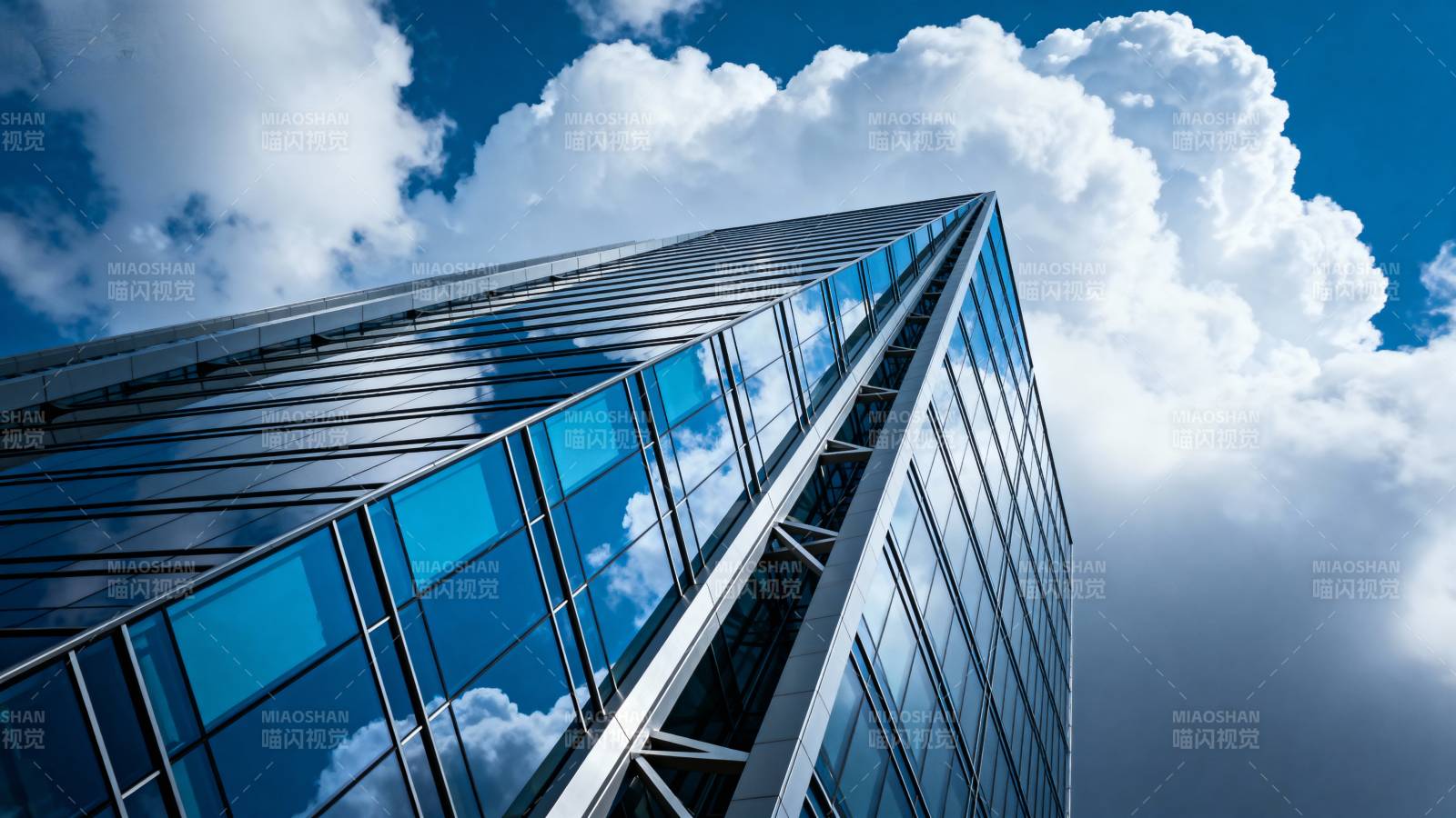 玻璃幕墙映蓝天图片