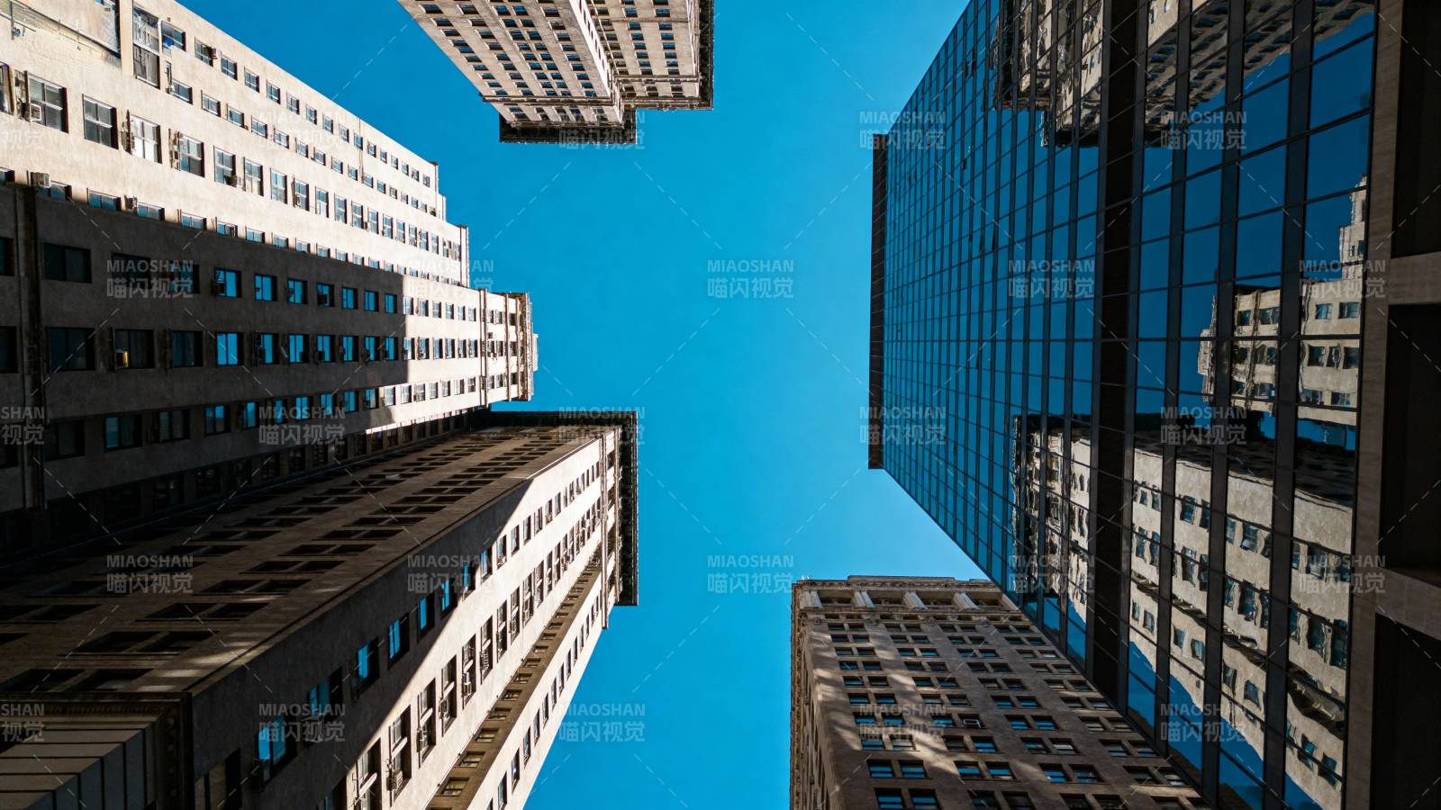 城市天际线仰视图片