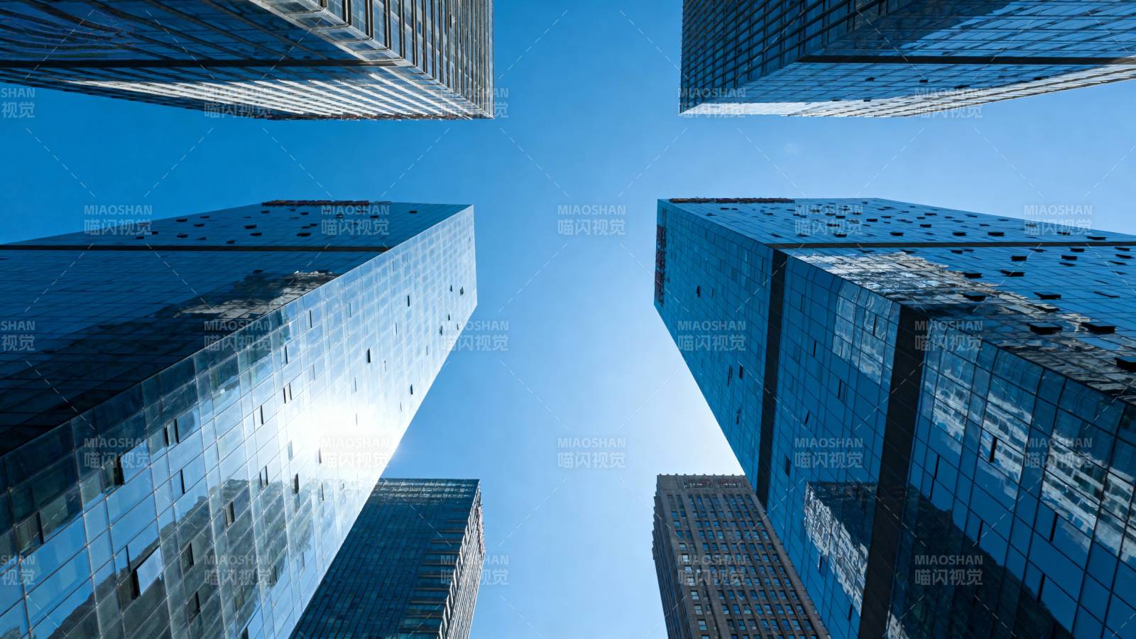 摩天大楼仰视图图片