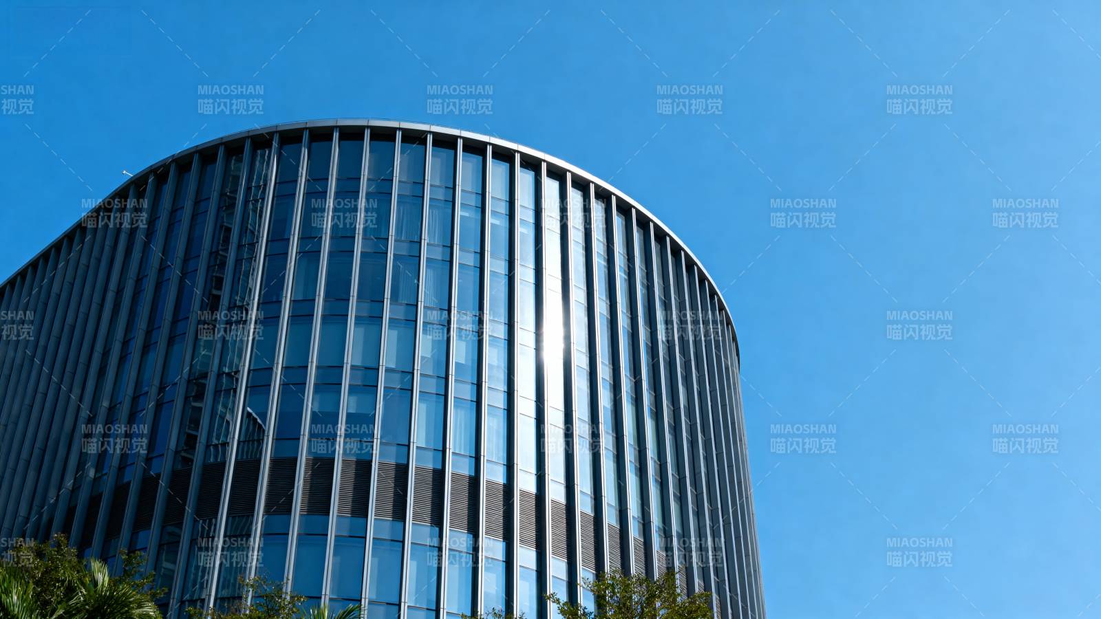 现代玻璃圆柱建筑图片