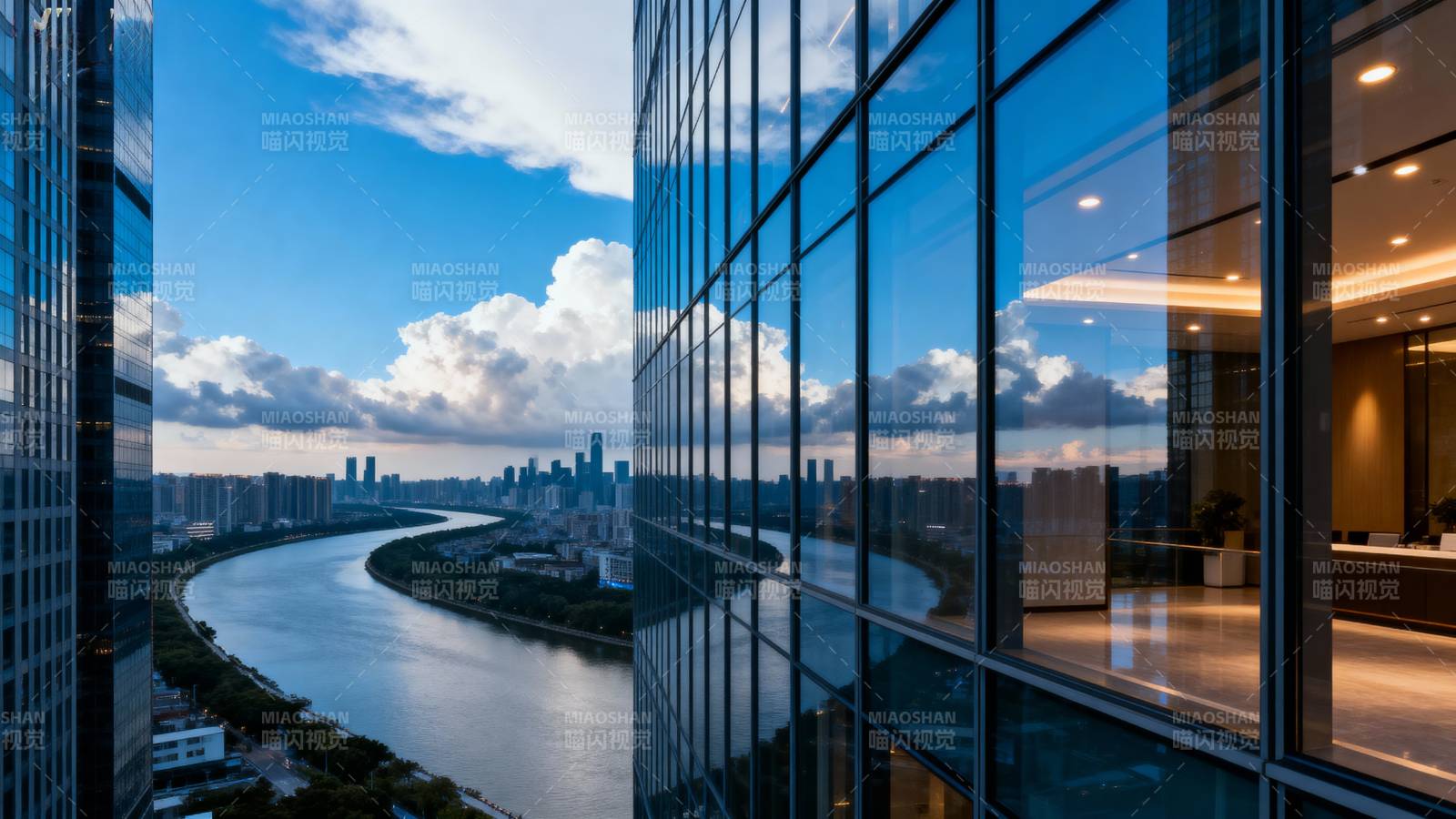 城市天际线与河景图片
