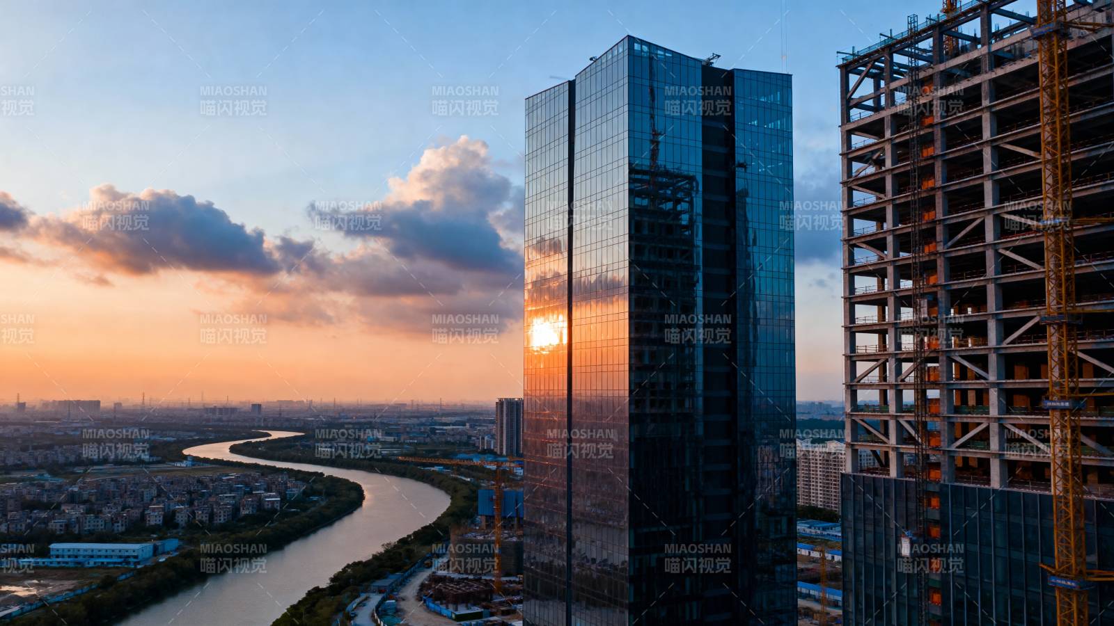 城市天际线日落图片