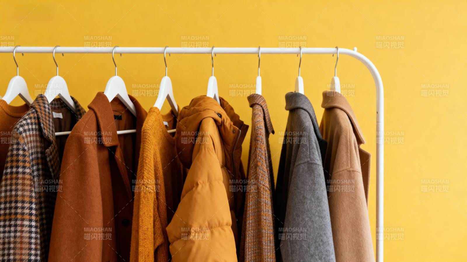 衣架上的秋日穿搭图片