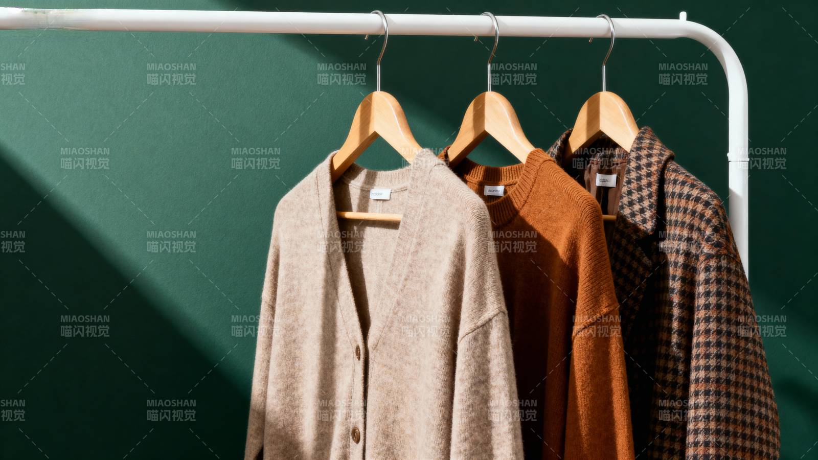 三件毛衣挂架上图片