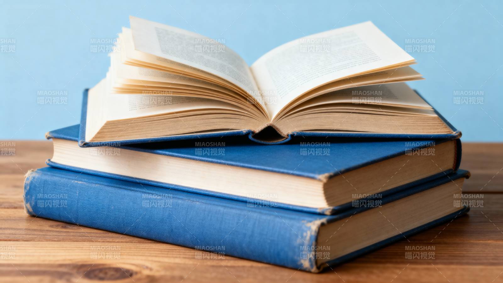 书本叠放静读时光图片