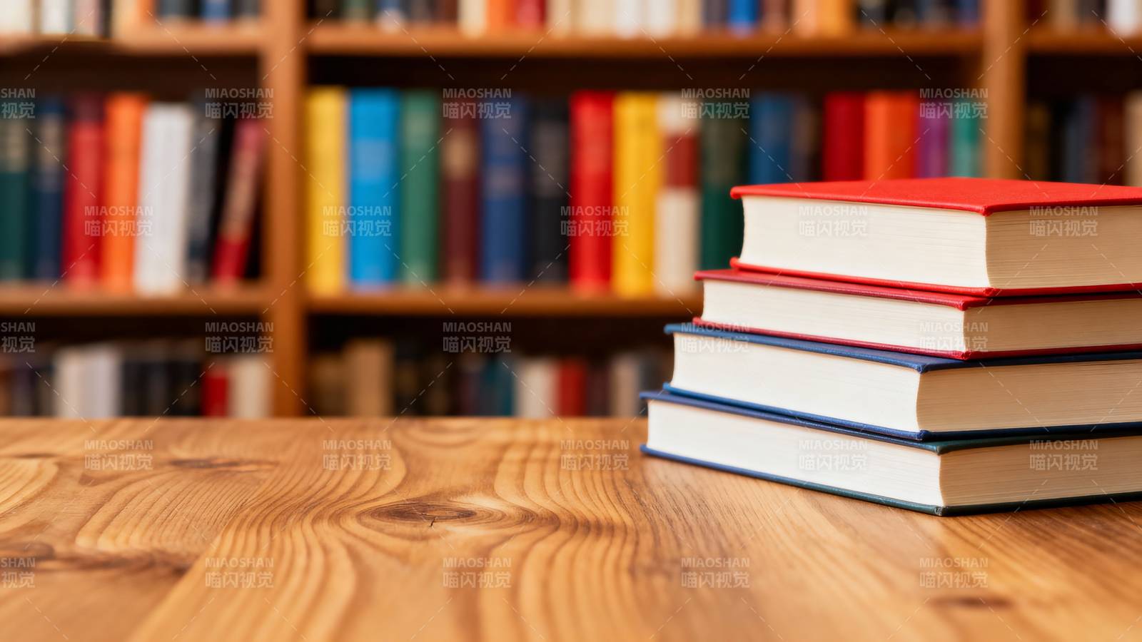书堆与书架图片