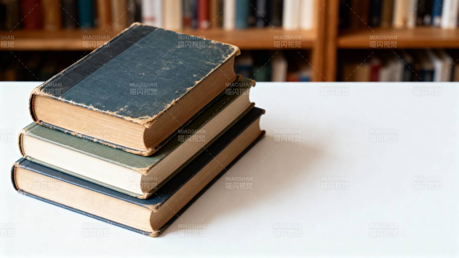书堆静置桌前图片