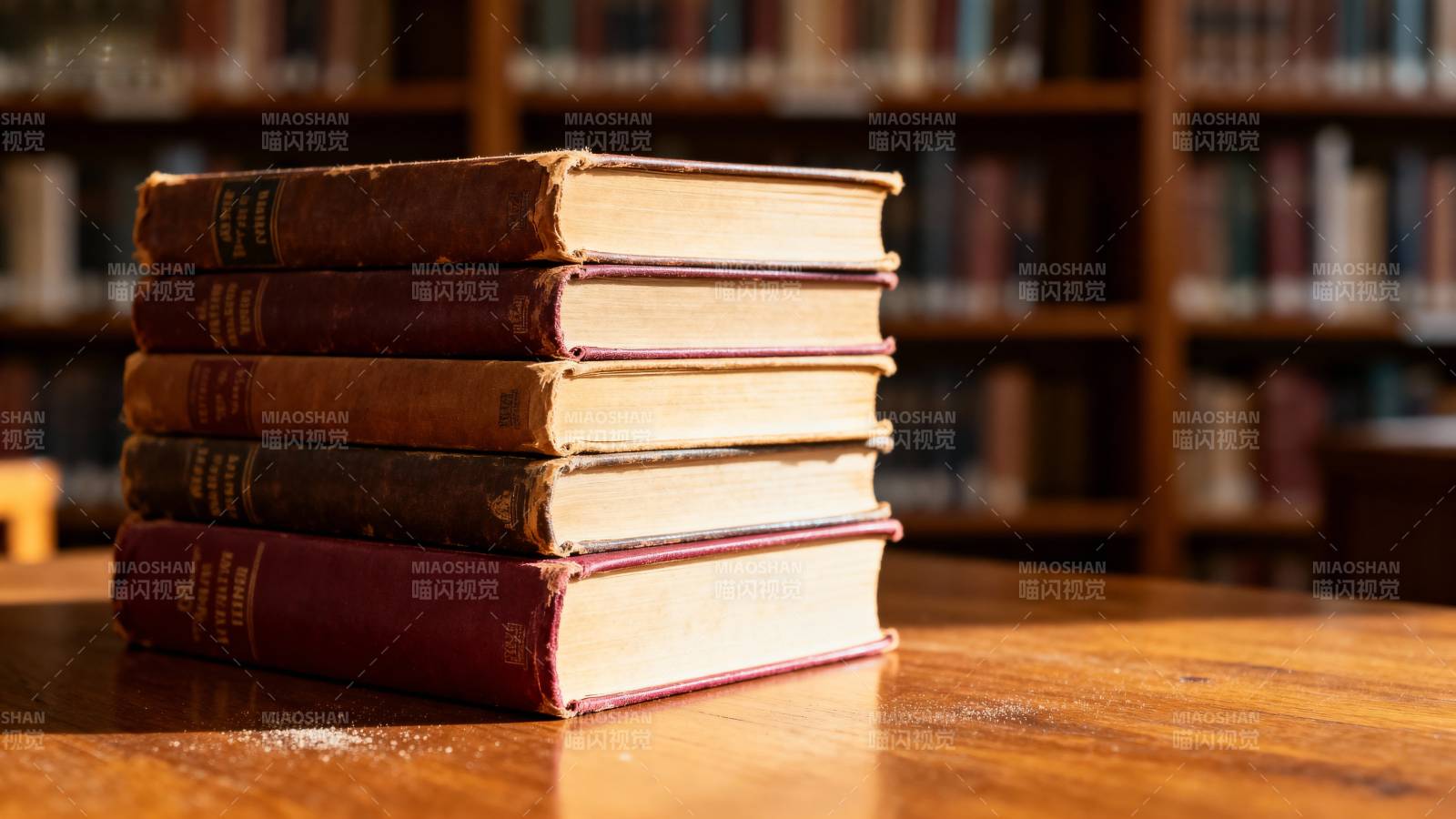 书堆静置书桌前图片