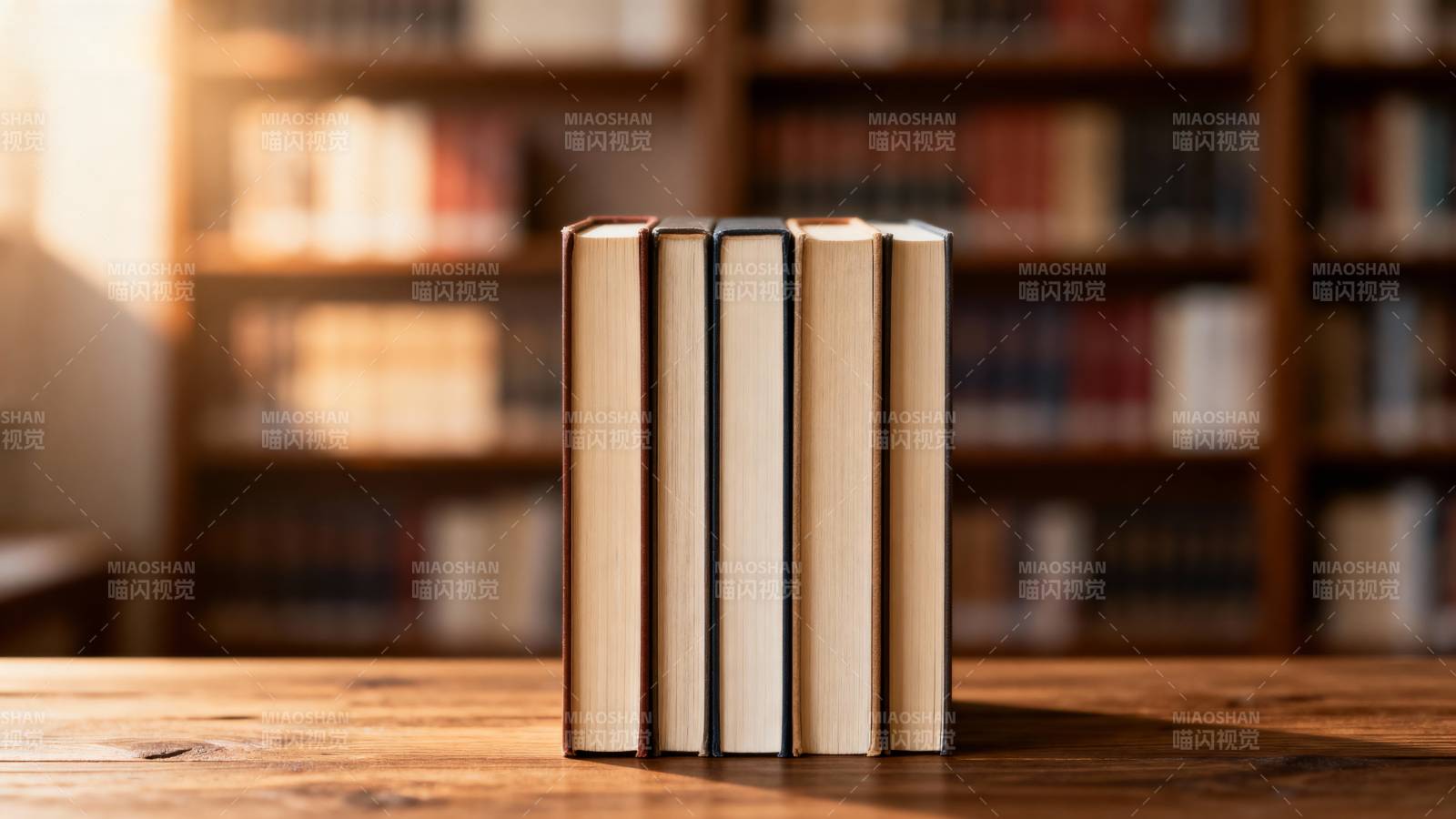 书架前的四本书图片