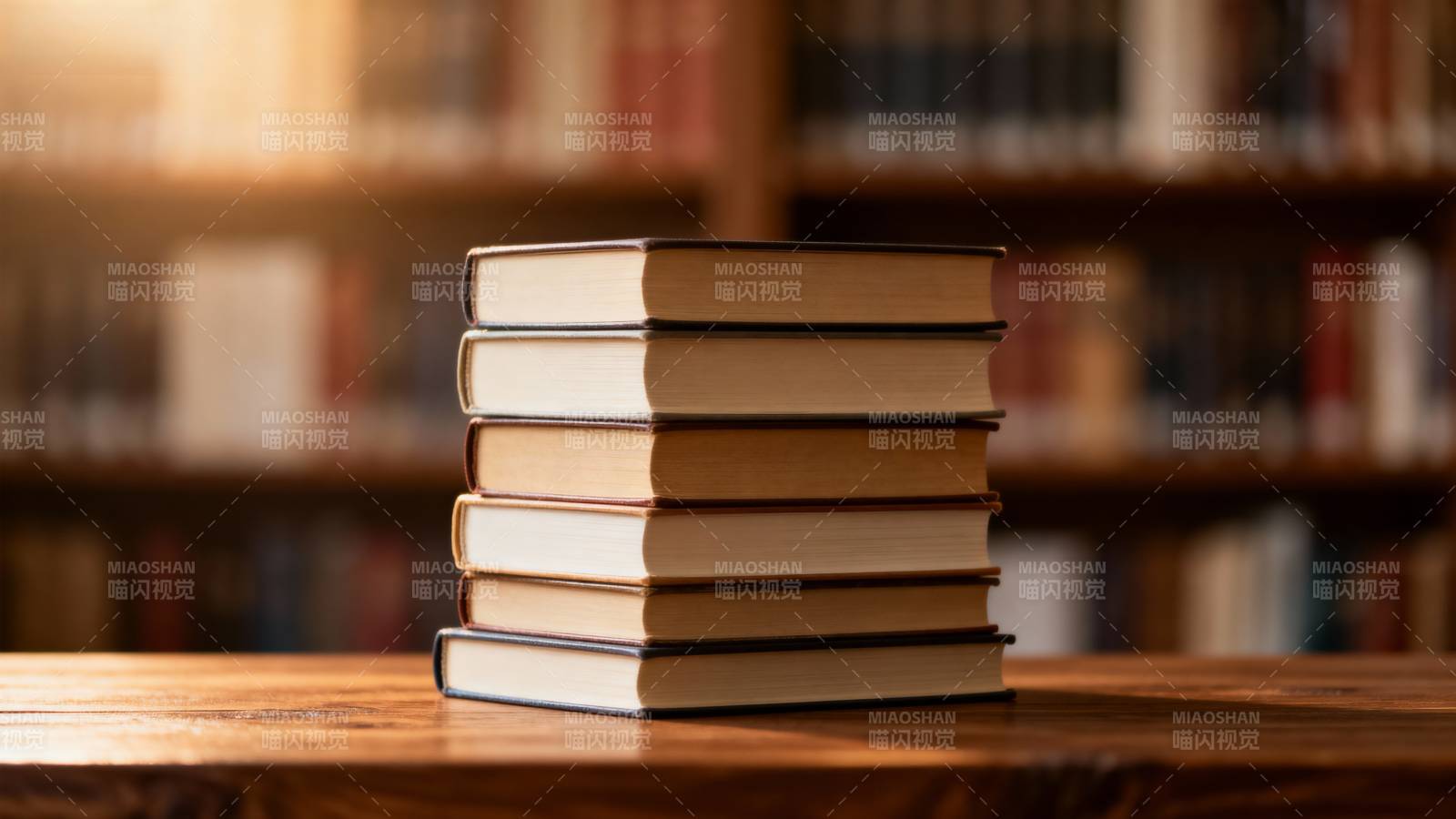 书堆静置木桌前图片