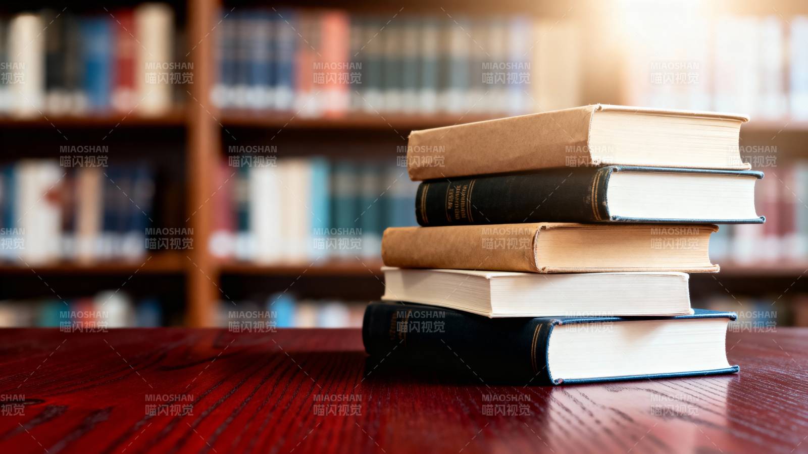 书堆静置图书馆图片