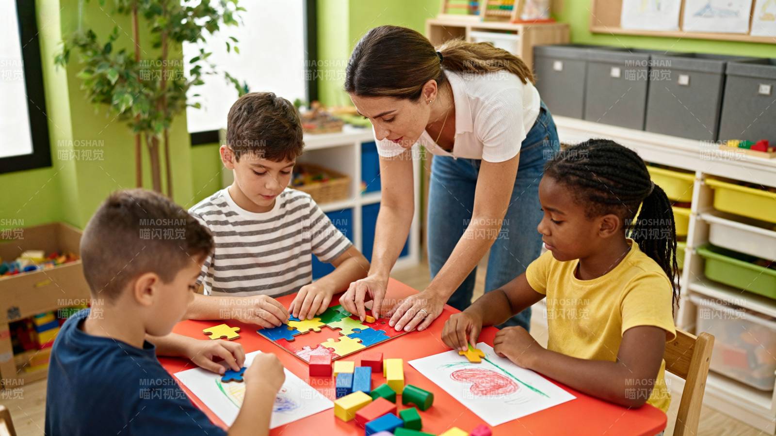 老师指导孩子拼图图片
