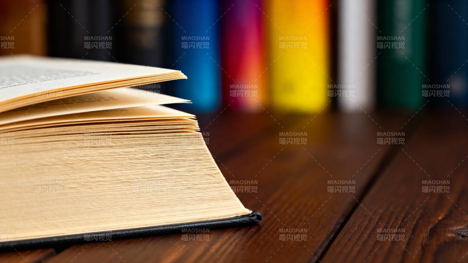 书页轻翻 书香满屋图片