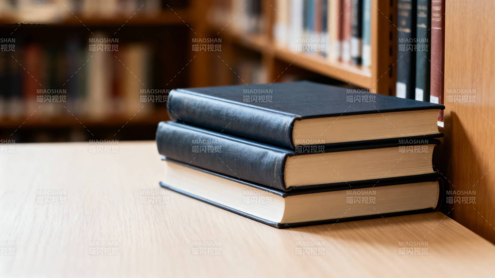 书堆静置书架旁图片