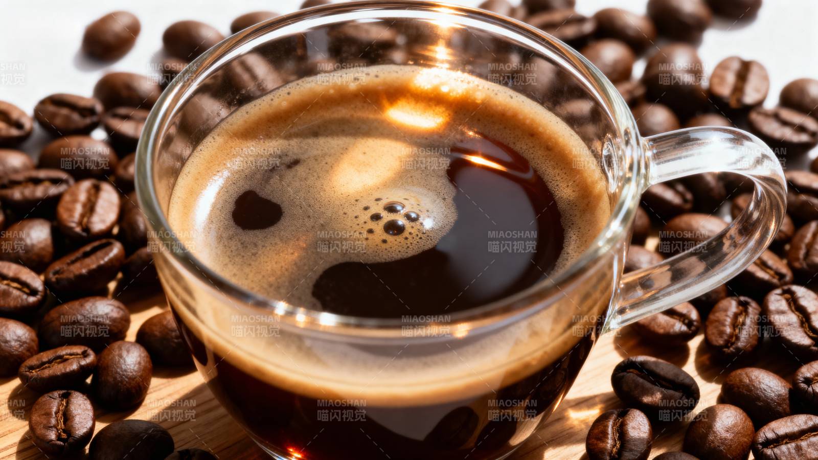 咖啡豆与香浓咖啡图片