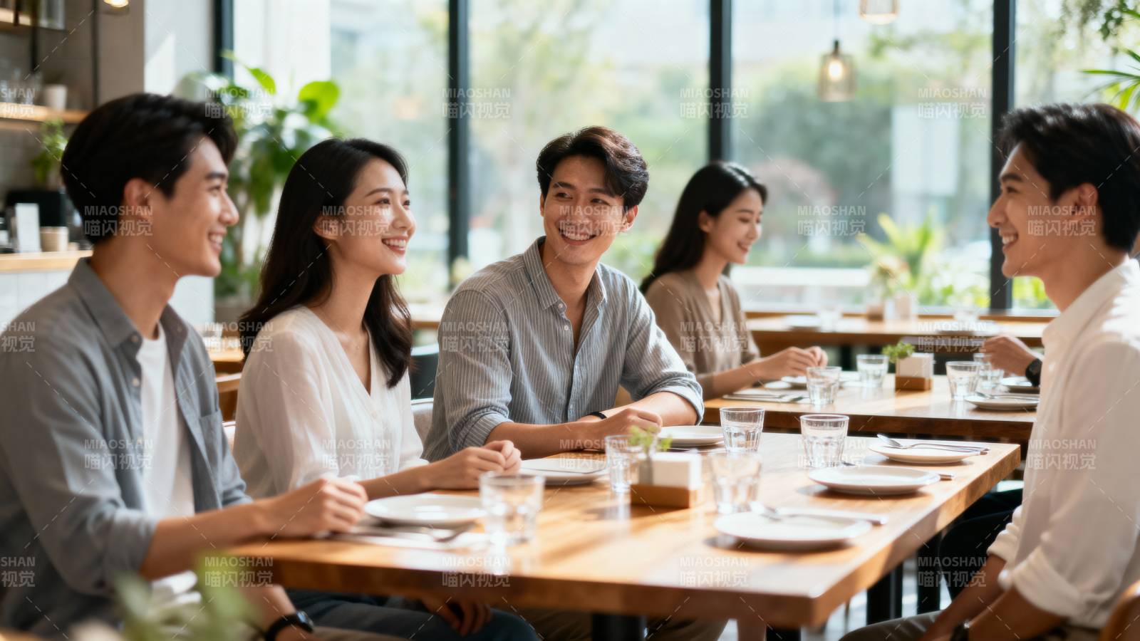 朋友聚餐笑谈时光图片