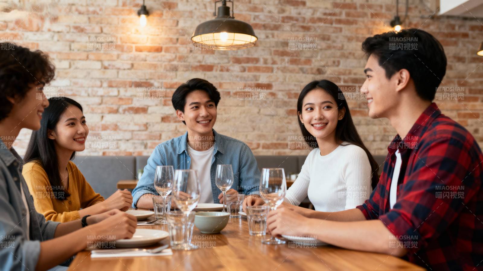 朋友聚餐欢笑时刻图片