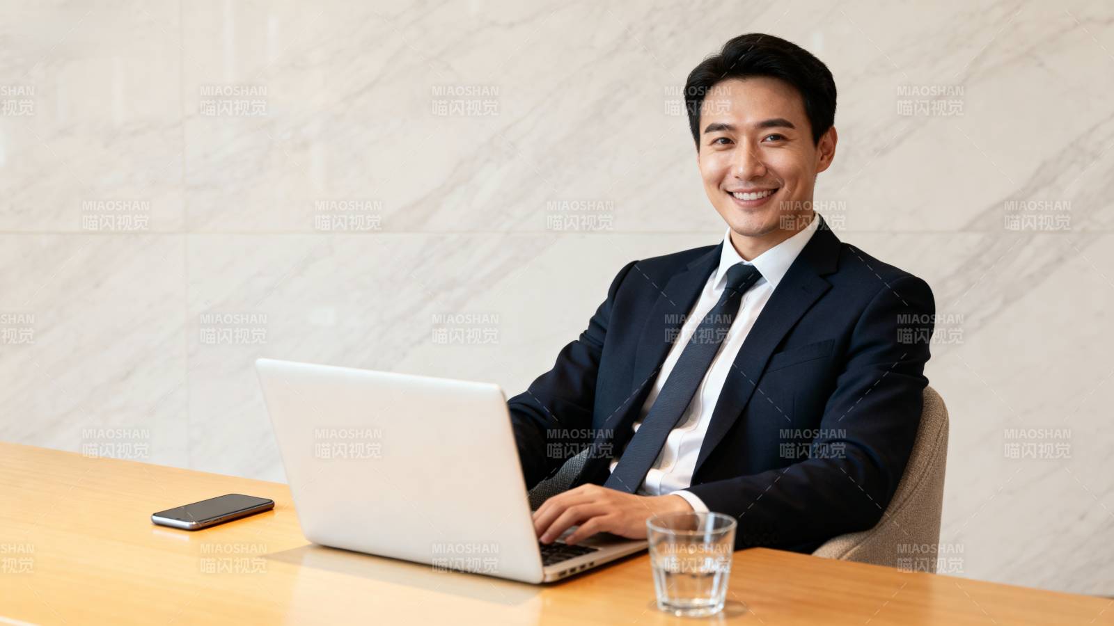 商务人士办公微笑图片