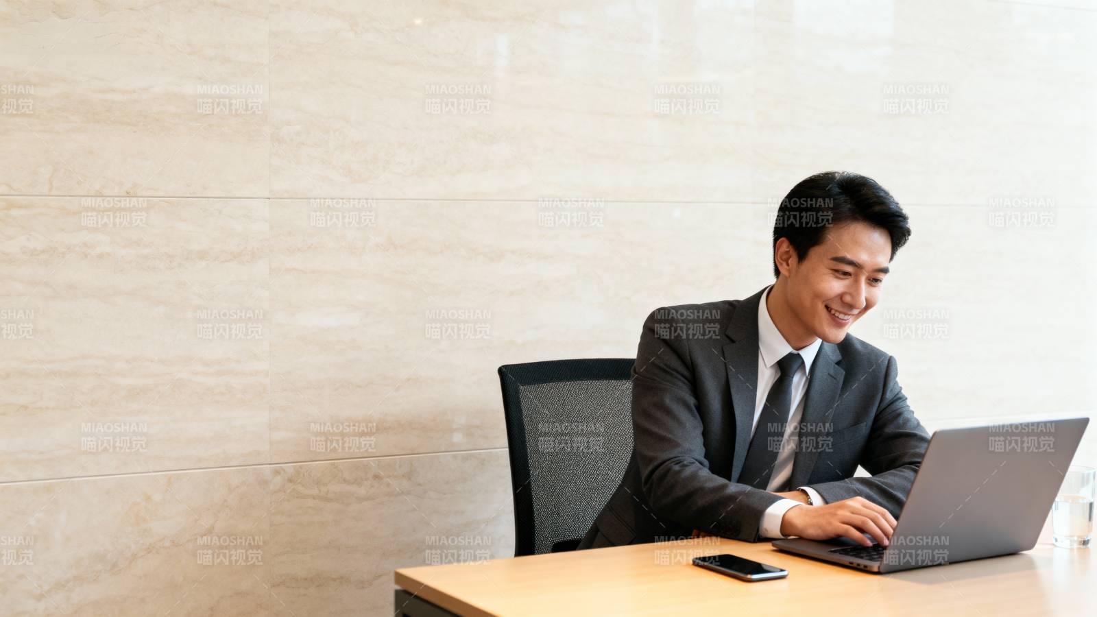 商务人士专注工作图片