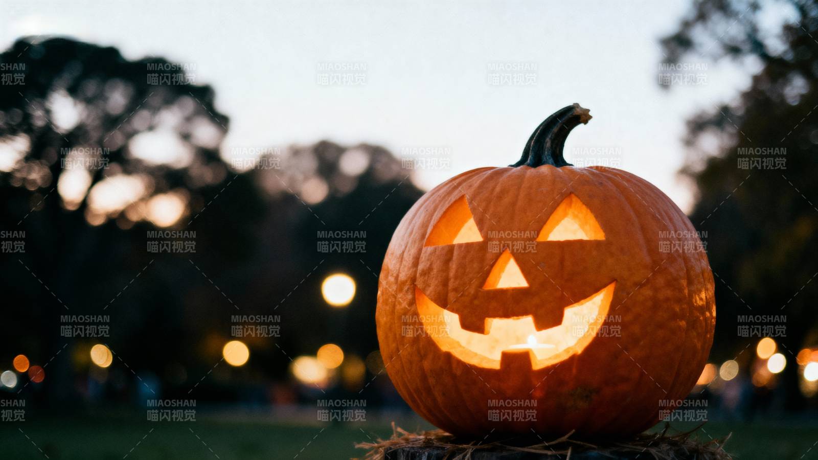 南瓜灯照亮夜景图片