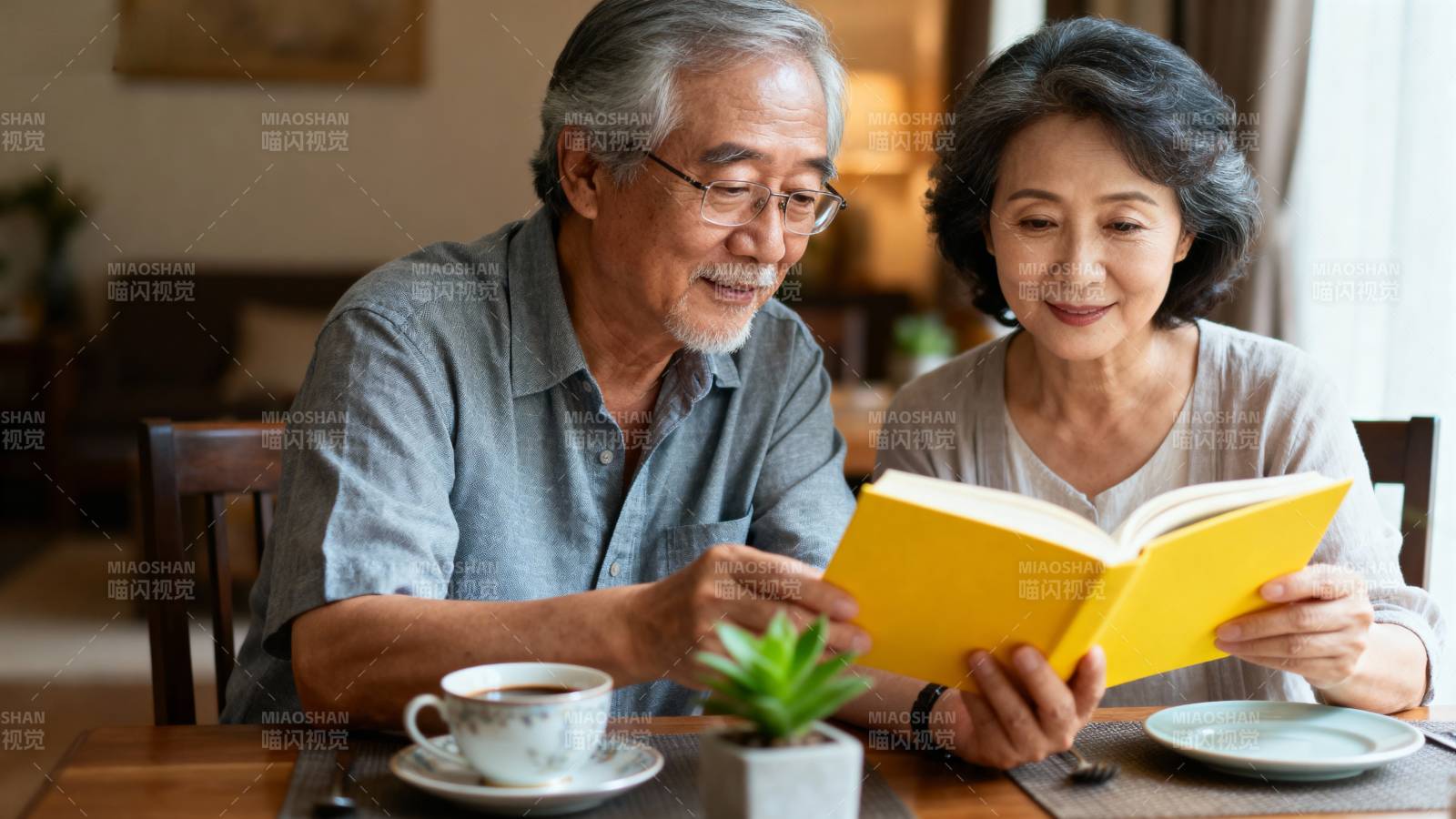 老夫妻共读时光图片