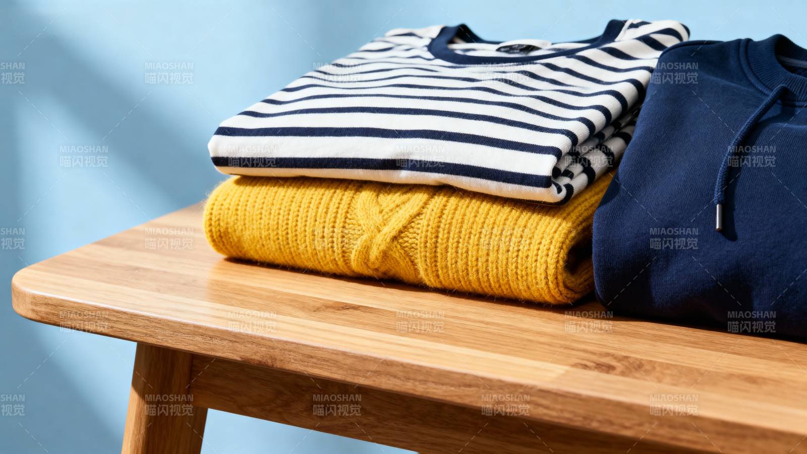 叠放的衣物图片